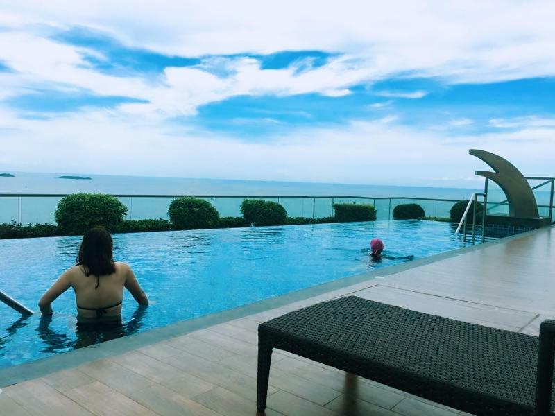 Appartamento The Peak Towers Pattaya Esterno foto
