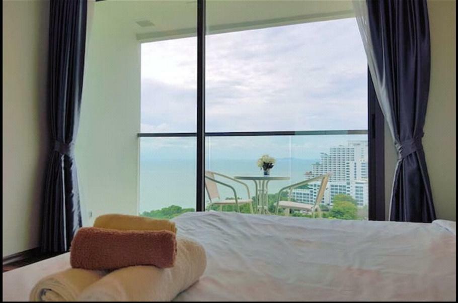 Appartamento The Peak Towers Pattaya Esterno foto
