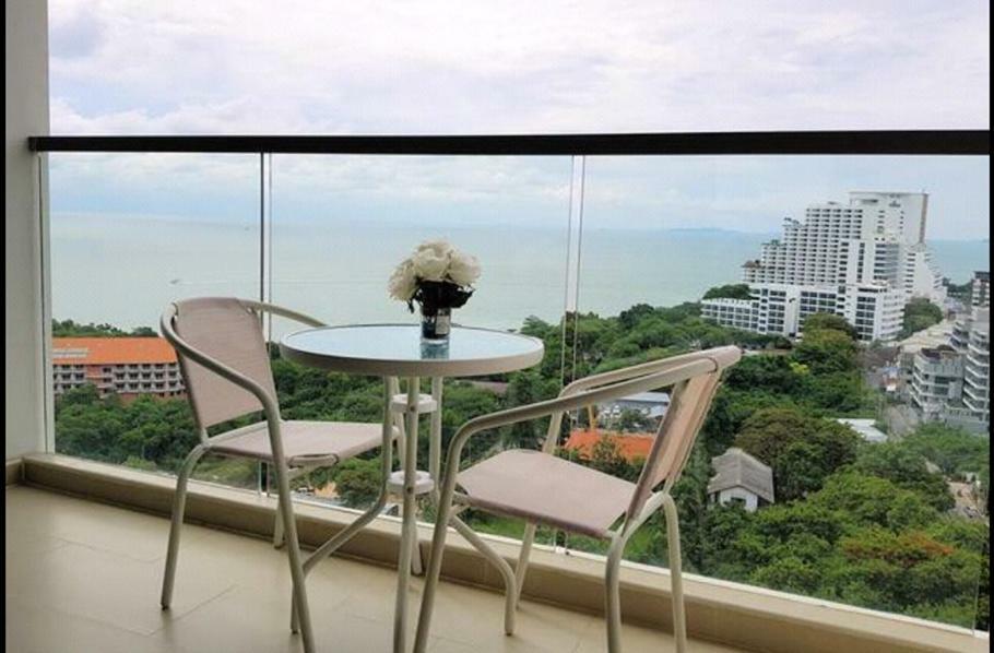 Appartamento The Peak Towers Pattaya Esterno foto