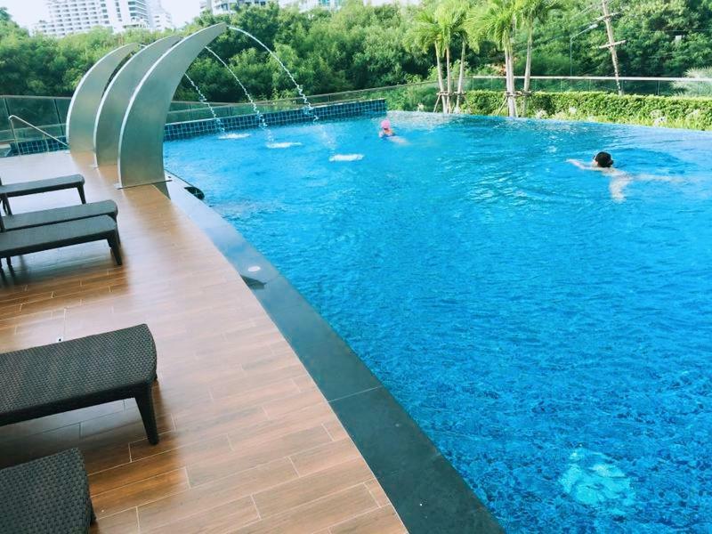 Appartamento The Peak Towers Pattaya Esterno foto