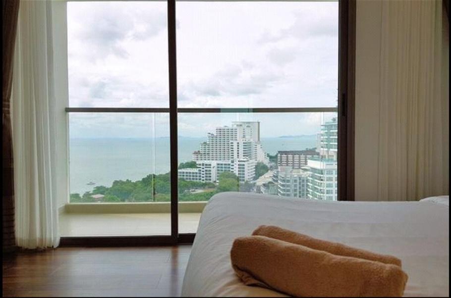 Appartamento The Peak Towers Pattaya Esterno foto